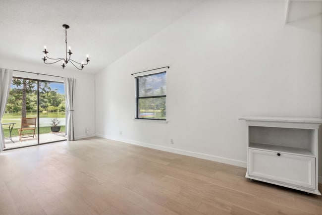 Building Photo - 175 E Lakemont Dr