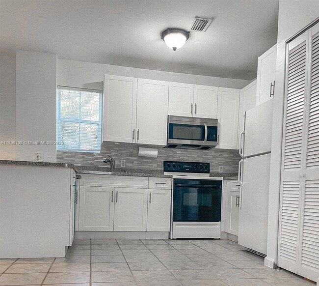 Building Photo - 2850 Coconut Ave