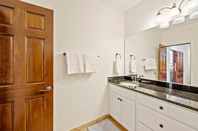 Building Photo - 475 Cuscowilla Dr