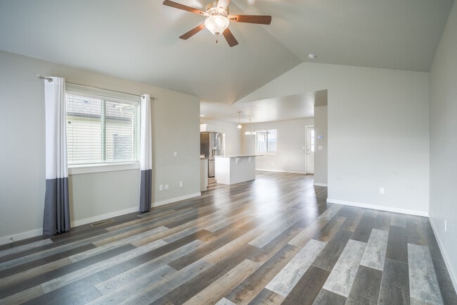 Building Photo - 423 Hollyhock Ln