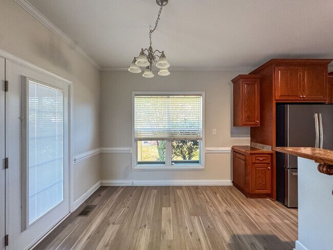 Building Photo - Well-Maintained 4 Bed 2.5 Bath Home with a Pool