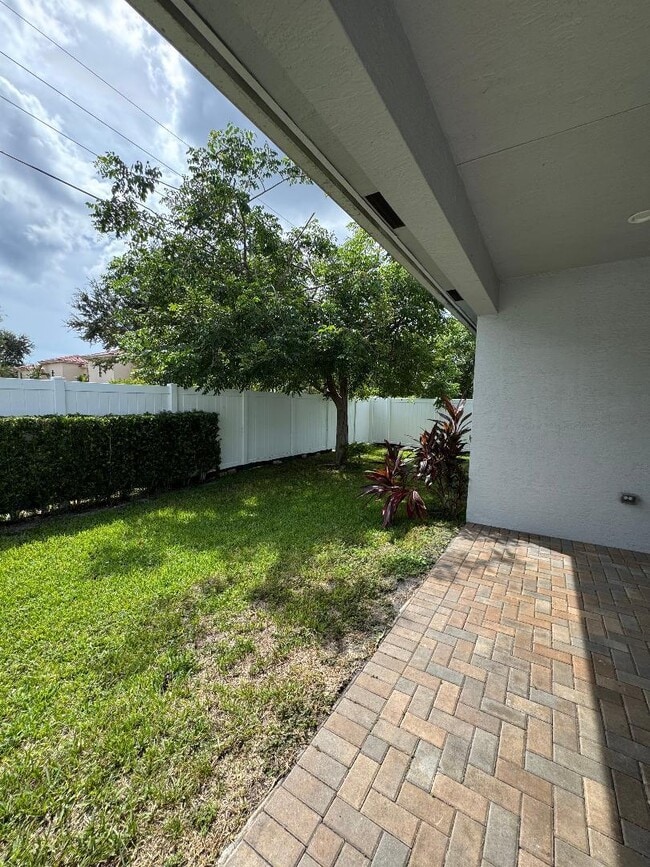 Building Photo - 1029 Mango Dr