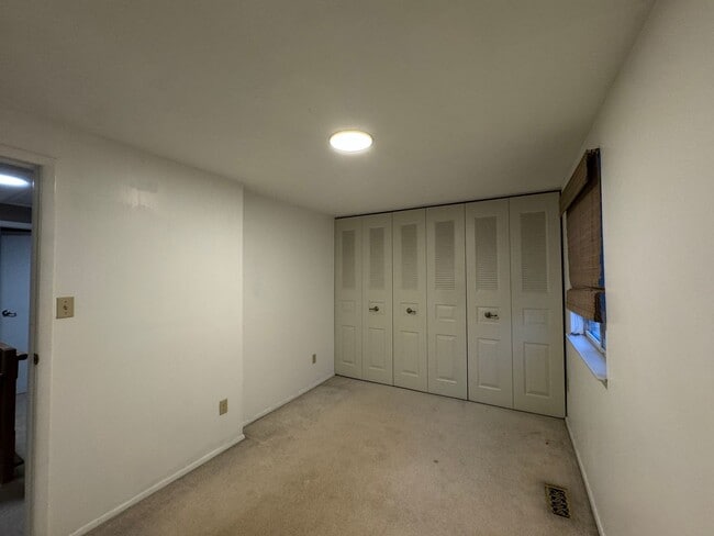 Building Photo - Available NOW!! 2 Beds 1.5 Bath Townhome