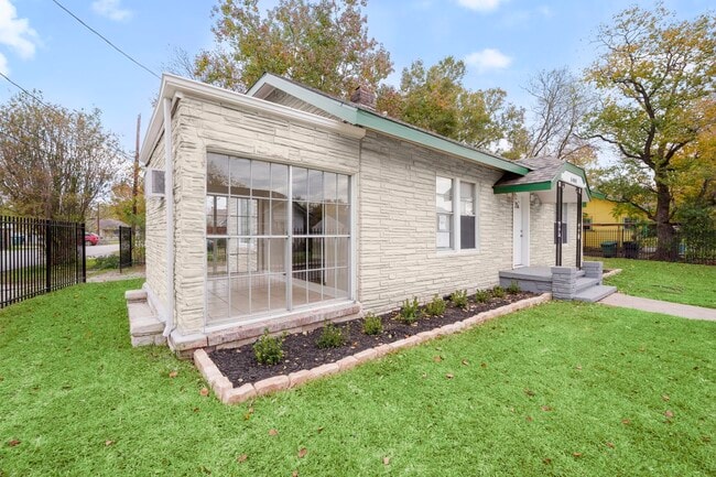 Building Photo - 5001 McKinney St