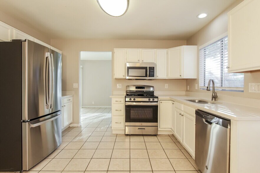 Building Photo - 6157 N 87th Ln