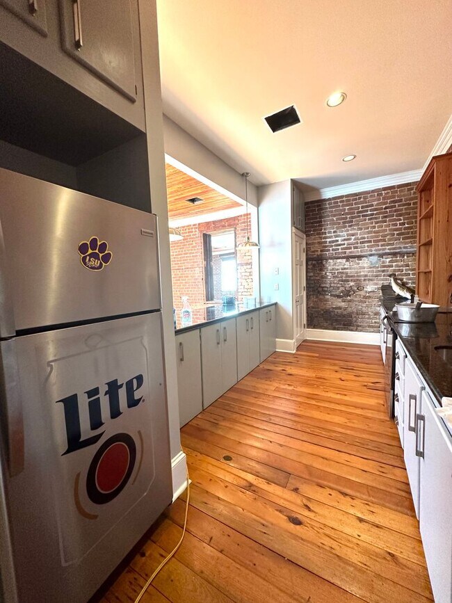Building Photo - 3BR 2BA 3rd Street Downtown