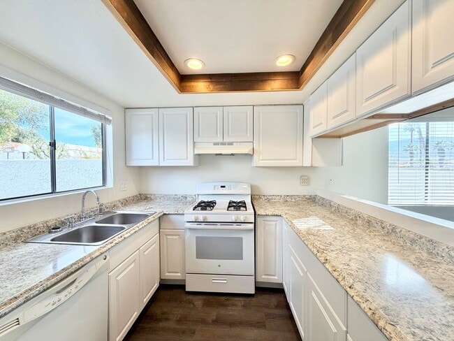 Building Photo - AVAILABLE NOW!! 2 Bedroom 2 Bathroom Condo in Rancho Mirage!