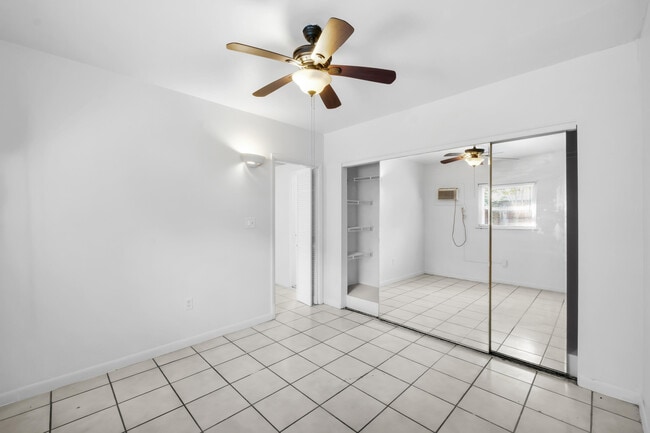 Building Photo - 1217 SE 1st St