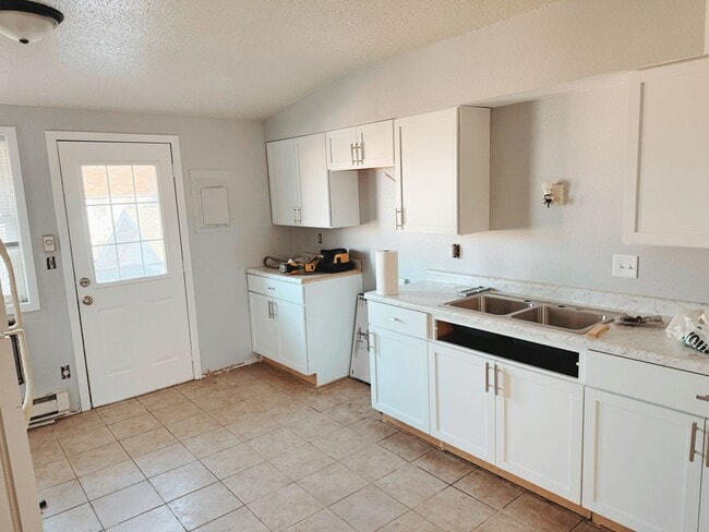 Building Photo - 525 St Andrew St