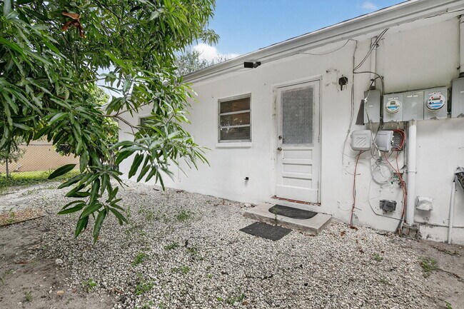 Building Photo - 1490 NW 20th St