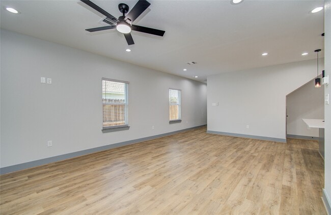 Building Photo - 837 S Victory Dr