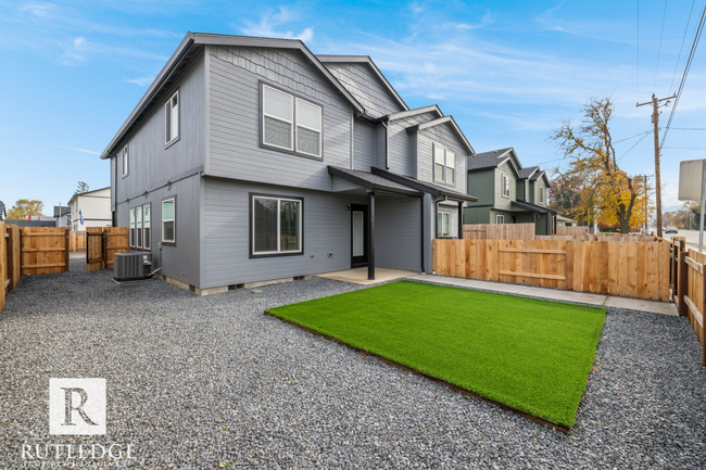 Building Photo - 3 Bed/2.5 Bath Townhome in Medford