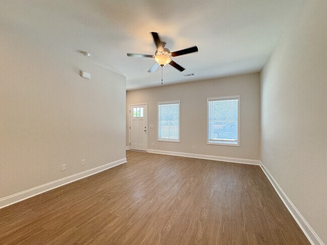 Building Photo - 102 Skye Dr