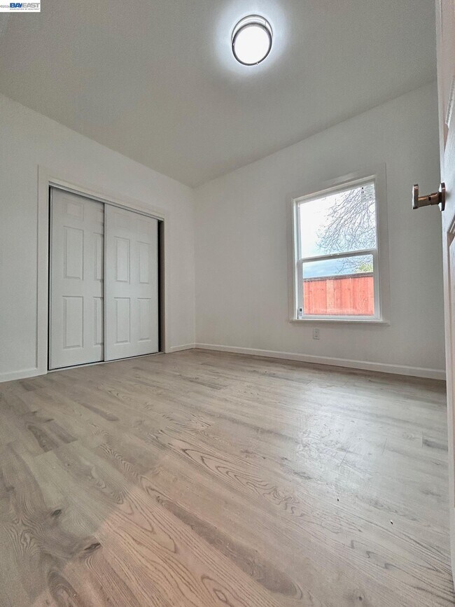 Building Photo - 213 E Ruby St