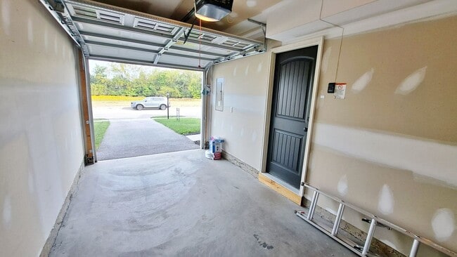 Building Photo - 3 Bed / 2-1/2 Bath Single Family Townhome w/1-Car Garage