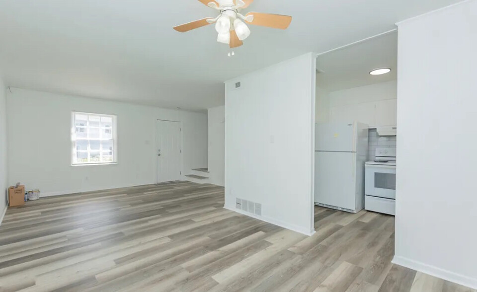 Building Photo - Room in Townhome on Greenbriar Rd
