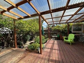 Building Photo - 3 Bedroom in Seabright! Walk to the beach!