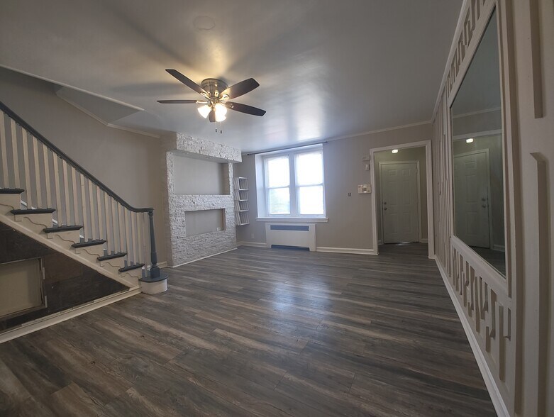 Livingroom - 1624 E Mayland St
