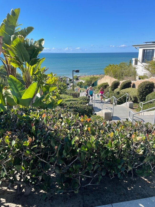 Building Photo - Ocean Views, Fully Remodeled Kitchen,Iconi...