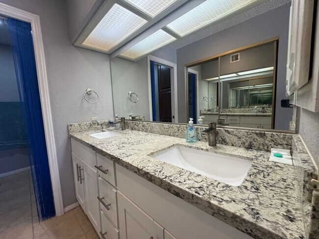 Building Photo - FURNISHED 2BR CONDO w/Utilities Water View Gated NO STAIRS