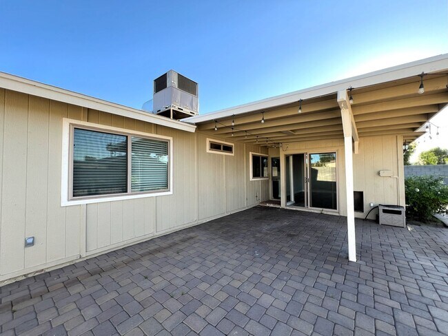 Building Photo - REMODELED 3 BEDROOM PLUS BONUS ROOM/BEDROOM. GREAT BACKYARD