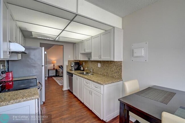 Building Photo - 525 N Ocean Blvd