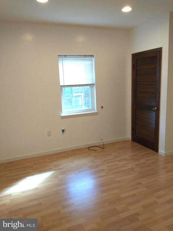 Building Photo - 1529 W Porter St