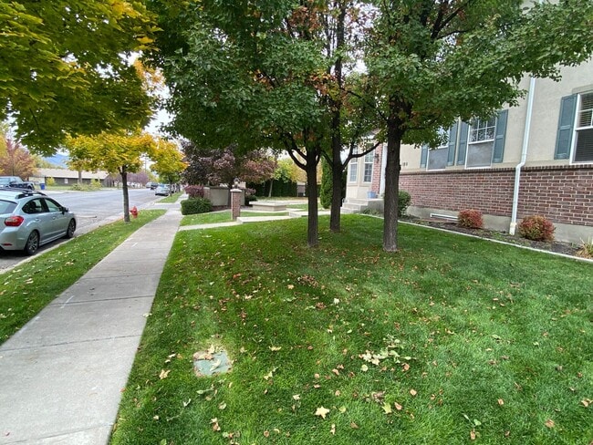 Building Photo - Half Price 1st Month! Beautiful 4 Bedroom 3.5 Bathroom Town Home In Logan