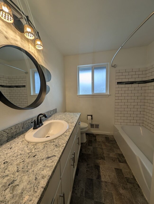 Building Photo - Refreshed 3 Bedroom in Tacoma - HUGE Fenced Yard & Outdoor Space. Available Now!
