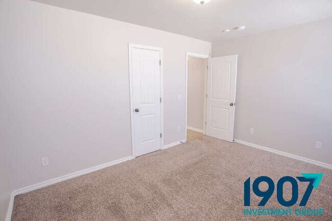 Building Photo - Spacious and modern home in the highly sou...