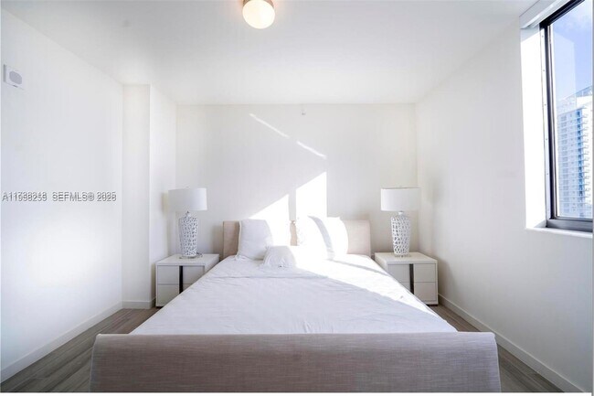 Building Photo - 999 SW 1st Ave