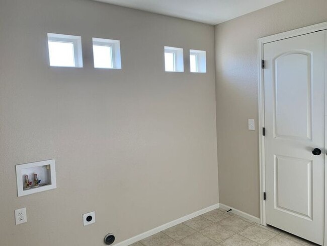 Building Photo - Gorgeous 2 Bedroom + Den, 2 Bathroom Home in Thompson River Ranch!