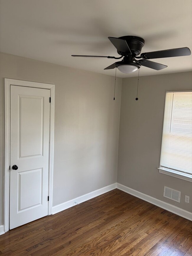 Building Photo - Beautiful brick home, Fully fenced in yard!!