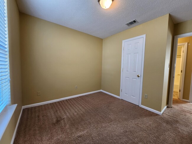 Building Photo - 3023 Stonewater Dr