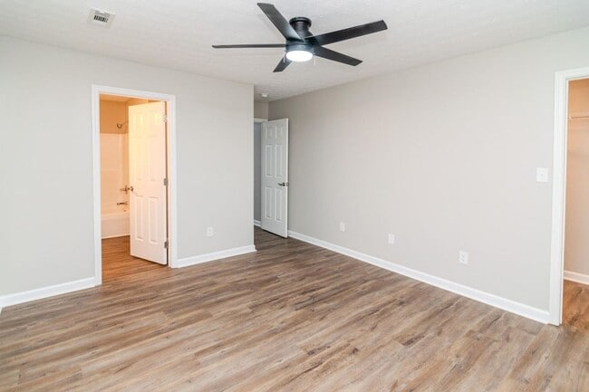 Building Photo - Beautifully updated 3 bedroom, 2.5 bath townhouse in a fantastic Lexington location!