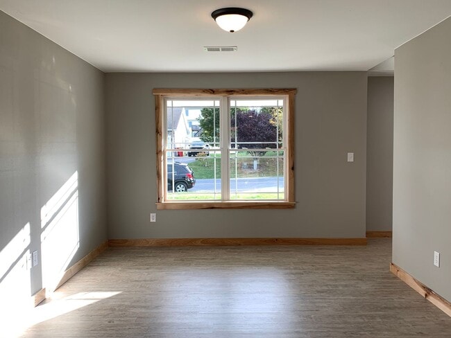 Building Photo - Gorgeous 3 bed, 2.5 bath single family hom...