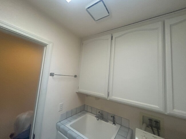 Building Photo - Beautiful Lake Wildwood Home with private back yard.