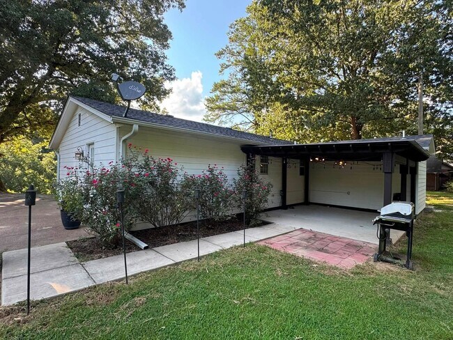 Building Photo - 1498 Garland Dr
