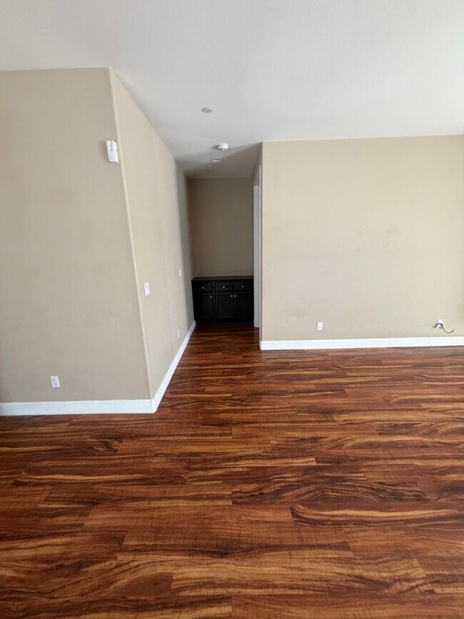 Building Photo - 2487 N Mountainside Dr