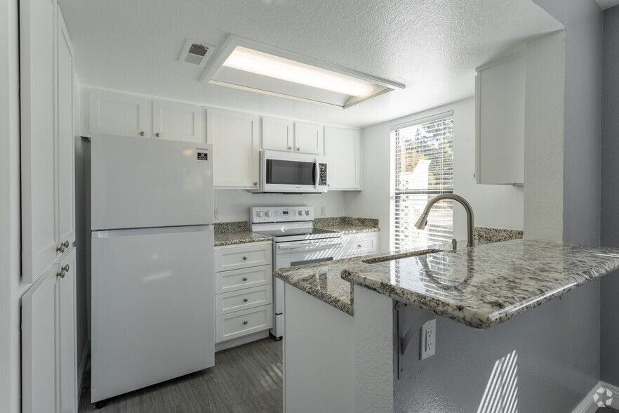 2BR, 2BA - 986 SF - Broadview Apartments