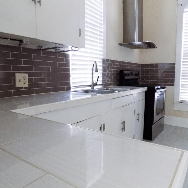 Building Photo - 404 S Lasalle St