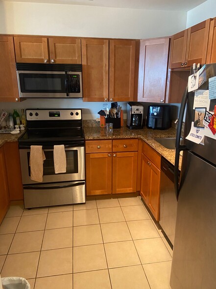 Kitchen - 1560 N Sandburg Ter