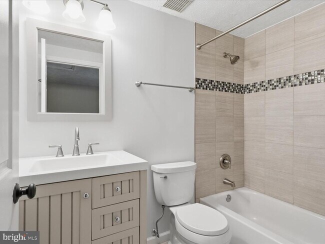 Building Photo - 1563 Autumn Ridge Cir