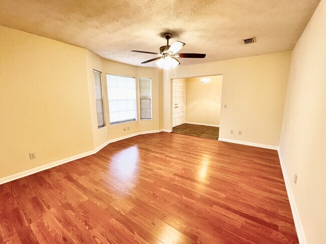 Building Photo - 5391 Golf Course Dr