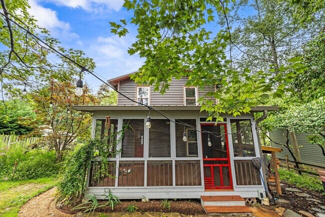 Building Photo - Charming Black Mountain Rental!
