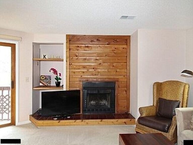 Building Photo - Partally furnished One Bedroom with Office space close to CU