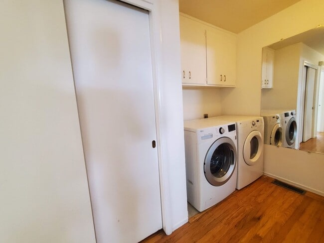 Building Photo - Kentfield 3x2 Flat + detached office, fron...