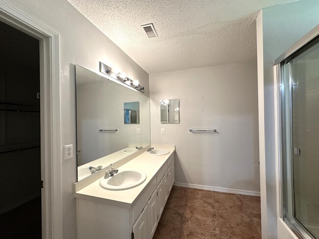 Building Photo - 147 Steeplechase Dr