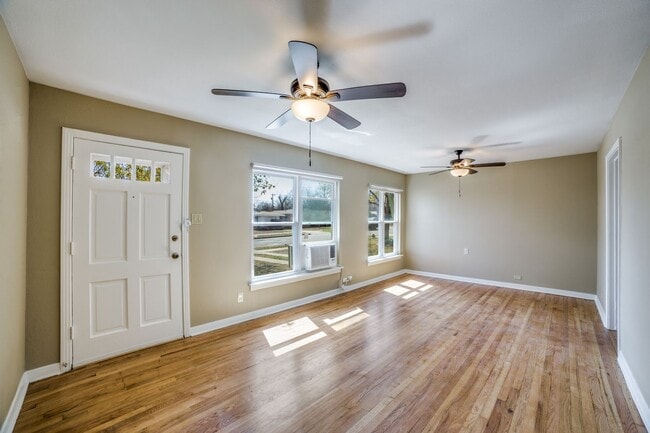 Building Photo - CHARMING MID-CENTURY HOME IN DELLVIEW