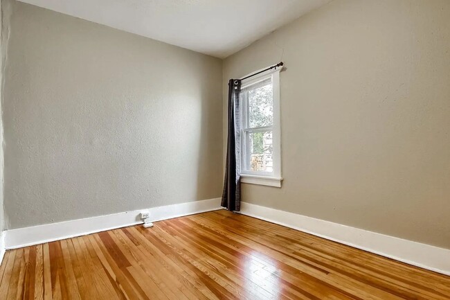 Building Photo - Charming 3-Bedroom Bungalow with Oversized...